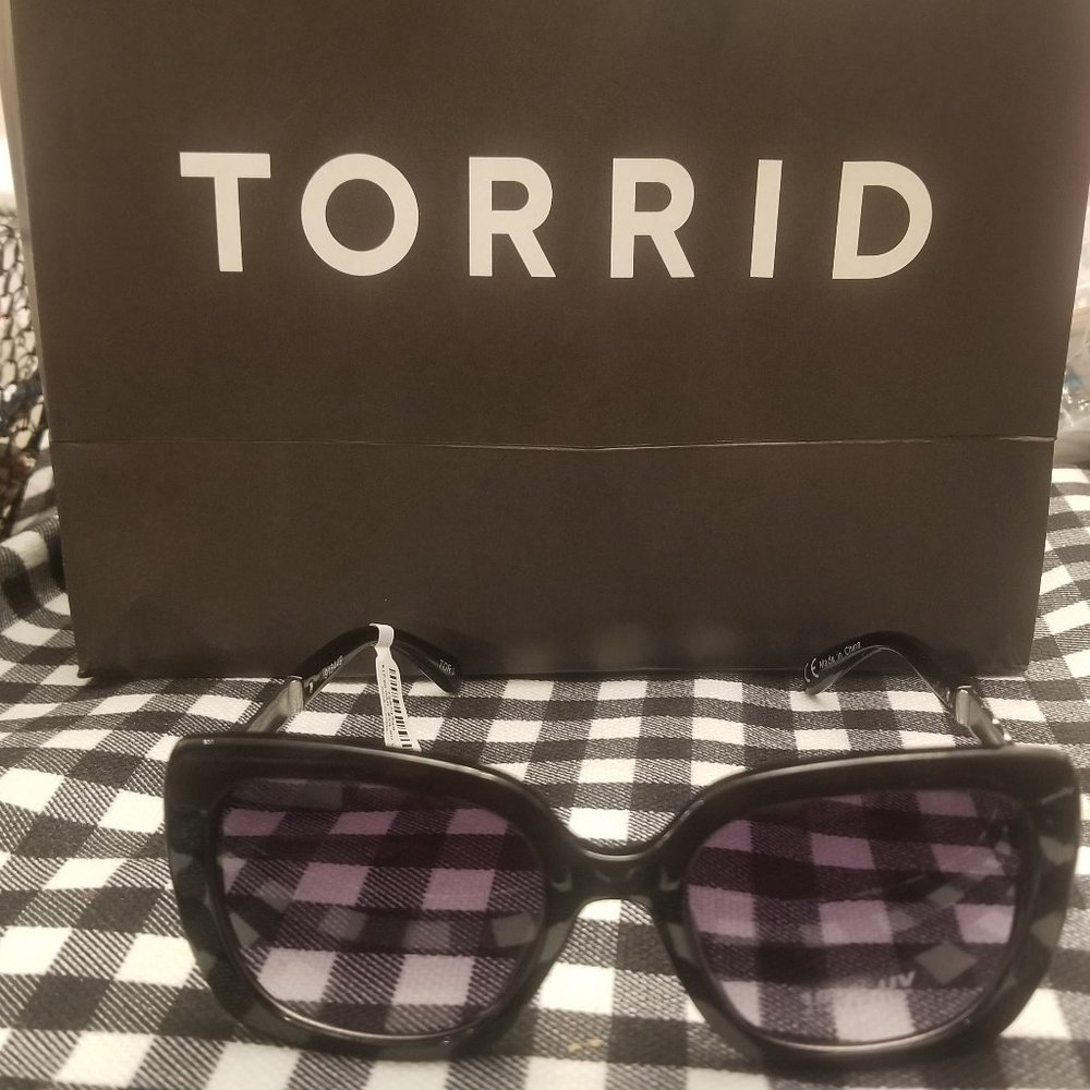 NWT TORRID SQUARE SUNGLASSES